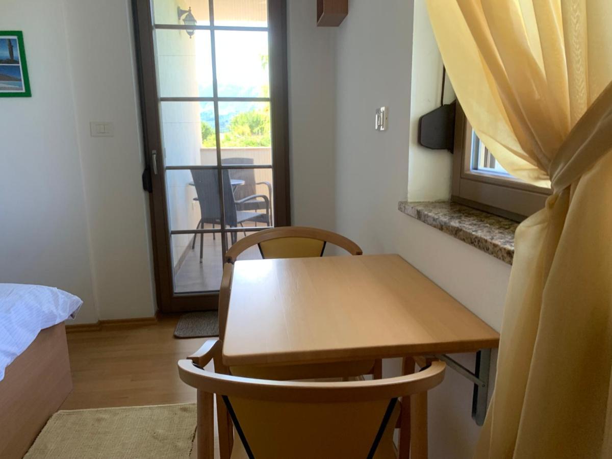 Lipizzaner Lodge Guest House 포스토이나 외부 사진