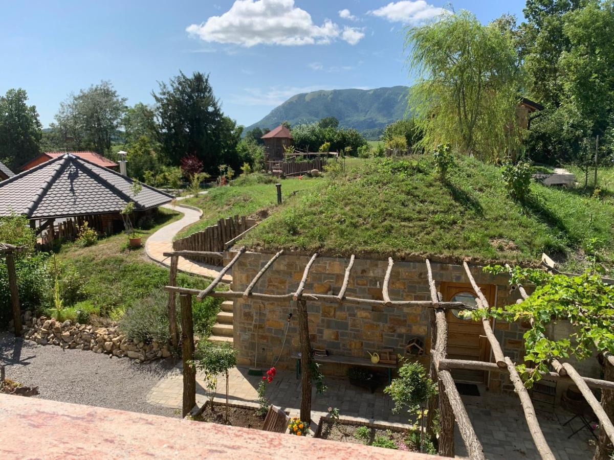 Lipizzaner Lodge Guest House 포스토이나 외부 사진