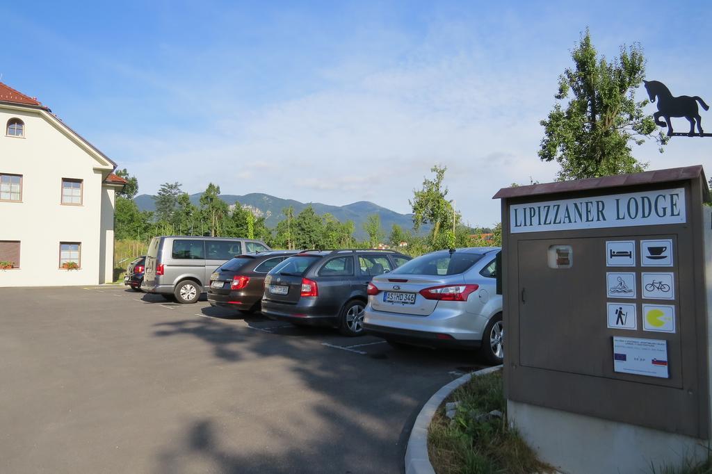 Lipizzaner Lodge Guest House 포스토이나 외부 사진